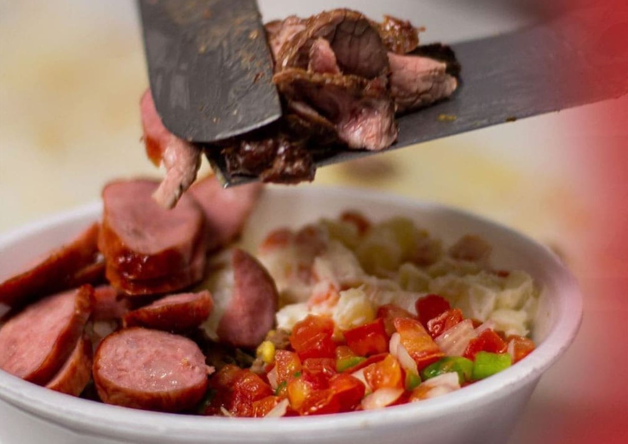 marmita com linguiça, salada, churrasco e muito mais, opção da Panela Santa, para pedir marmita em Aparecida de Goiânia 