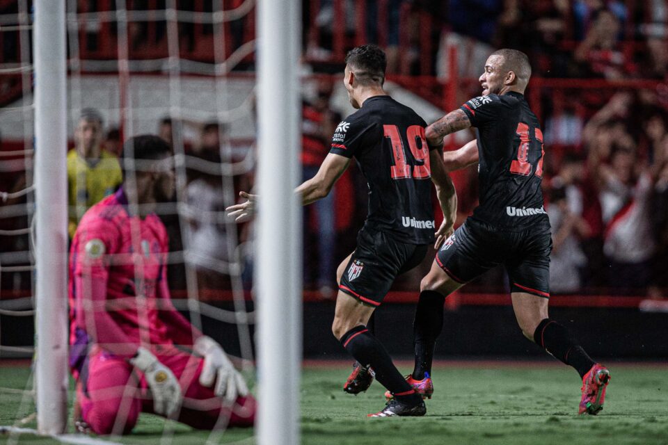 Lucão comemorando o primeiro gol do Atlético Goianiense