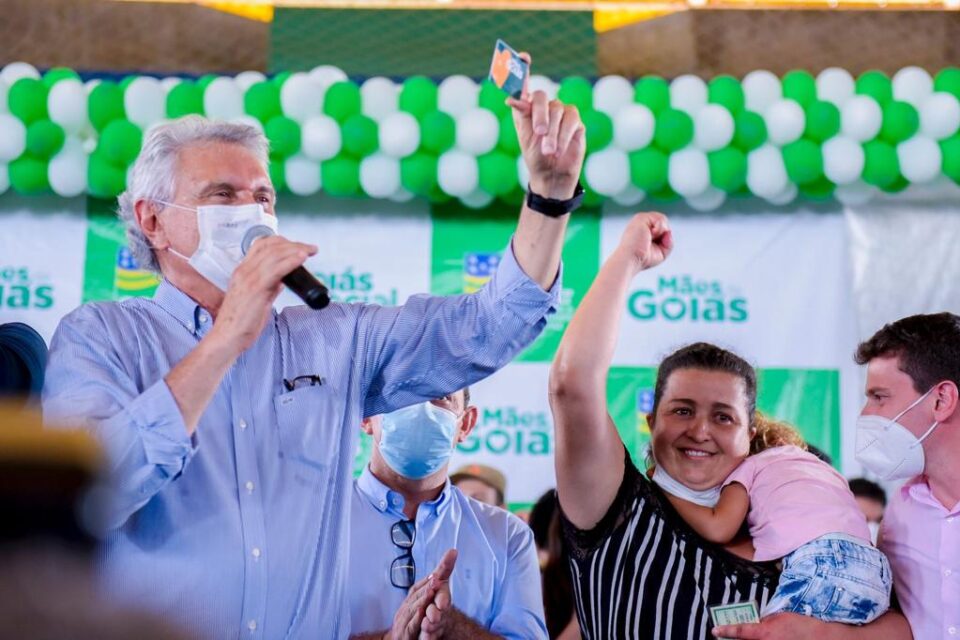 Caiado acelera entrega de programas sociais na última semana do ano