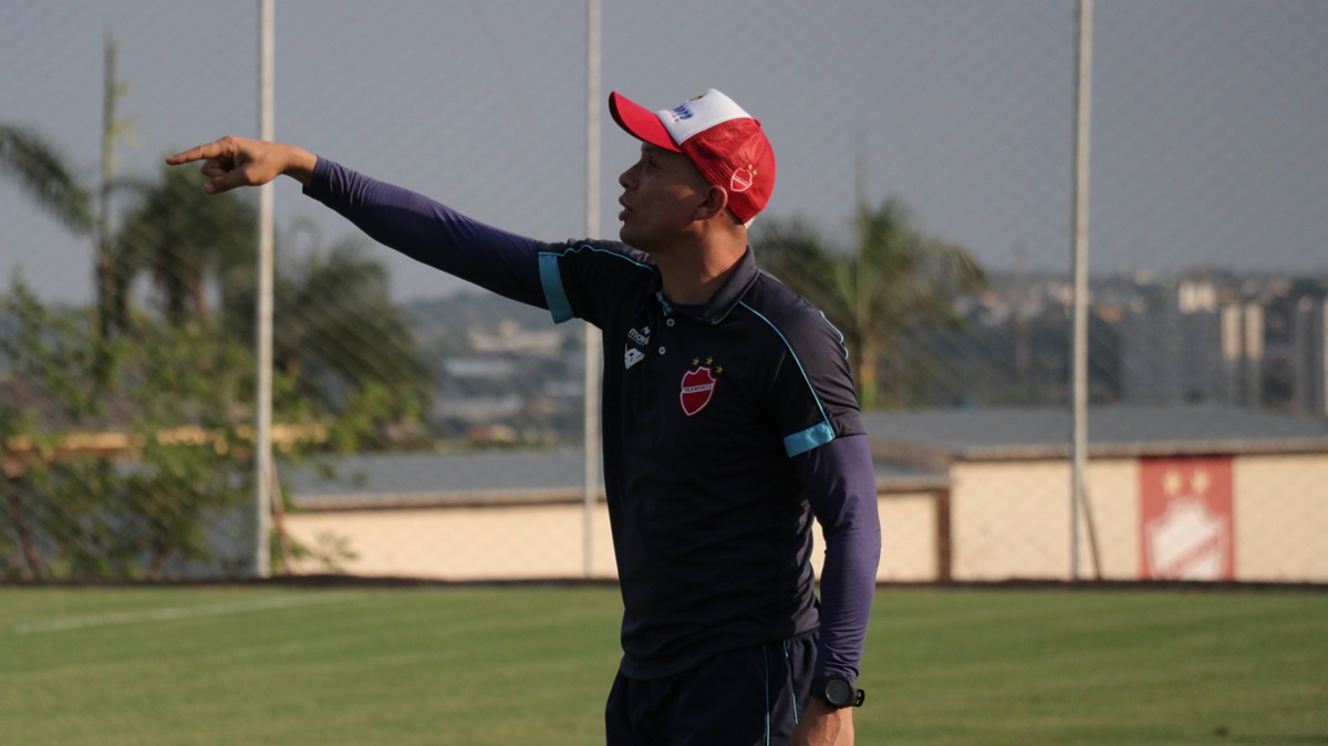 Higo Magalhães durante treino no Vila Nova