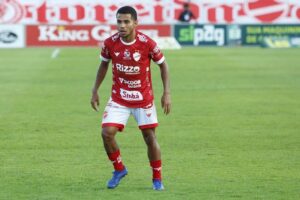 Dois titulares do Vila Nova na reta final, o volante Dudu e o atacante Alesson podem não ficar no Vila Nova para a temporada 2022. Segundo o presidente colorado, Hugo Jorge Bravo, em live ao canal Vilanovida, os jogadores receberam propostas deverão ser negociados. O volante Dudu foi um dos destaques do Vila Nova na temporada, com 47 jogos, o jogador marcou dois gols e deu 5 assistências. Nos últimos jogos, o atleta ficou fora por conta de uma lesão no joelho. Segundo o presidente do Tigrão, o jogador recebeu uma proposta de uma equipe do futebol japonês e a saída do atleta pode estar próxima. “O Dudu é um dos melhores jogadores nossos, de uma importância muito grande para o clube. Ele vai para um outro mercado, com um bom contrato e o Vila ainda ficará com um percentual do jogador”, comentou Hugo Jorge Brabo. Outro que também está em negociação para deixar o Vila Nova é o atacante Alesson. Neste ano, o jogador terminou com o vice-artilheiro do time na temporada, com 8 gols marcados, em 37 jogos. O jogador está em negociação com o Cuiabá, equipe que irá disputar a Série A, em 2022. Inicialmente, o atleta será emprestado para o Dourado, com a opção de compra no final do próximo ano. Outras saídas do Vila Nova Hugo Jorge Bravo também comentou sobre outros jogadores que devem sair da equipe no próximo ano, pelo menos outros 3 jogadores não devem permanecer. O volante Pablo, que estava emprestado ao Bahia e foi destaque do time na Série C de 2020 pelo Tigrão, tem propostas de equipes da Série A e B. De acordo com o dirigente, a situação do jogador deverá ser resolvida na próxima semana. Outros que devem sair é o meia João Pedro, que disputou 33 partidas no ano. O jovem da base colorada deverá ser emprestado para disputar a Série A2 do Campeonato Paulista, no Monte Azul. Já o atacante Alan Grafite, que jogou em 23 jogos e marcou um gol, está em fase final de empréstimo para uma equipe do futebol goiano.