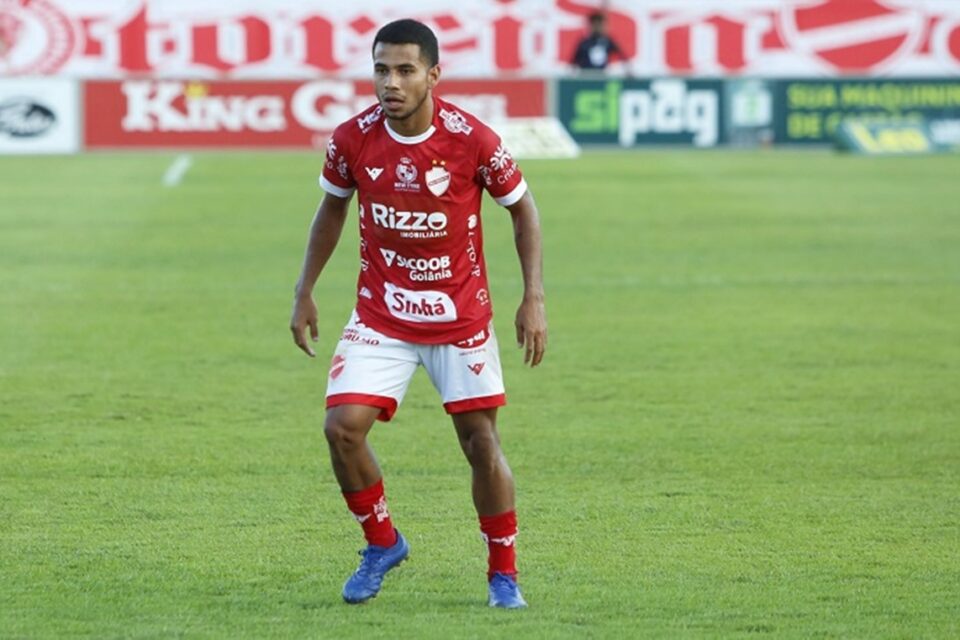 Dois titulares do Vila Nova na reta final, o volante Dudu e o atacante Alesson podem não ficar no Vila Nova para a temporada 2022. Segundo o presidente colorado, Hugo Jorge Bravo, em live ao canal Vilanovida, os jogadores receberam propostas deverão ser negociados. O volante Dudu foi um dos destaques do Vila Nova na temporada, com 47 jogos, o jogador marcou dois gols e deu 5 assistências. Nos últimos jogos, o atleta ficou fora por conta de uma lesão no joelho. Segundo o presidente do Tigrão, o jogador recebeu uma proposta de uma equipe do futebol japonês e a saída do atleta pode estar próxima. “O Dudu é um dos melhores jogadores nossos, de uma importância muito grande para o clube. Ele vai para um outro mercado, com um bom contrato e o Vila ainda ficará com um percentual do jogador”, comentou Hugo Jorge Brabo. Outro que também está em negociação para deixar o Vila Nova é o atacante Alesson. Neste ano, o jogador terminou com o vice-artilheiro do time na temporada, com 8 gols marcados, em 37 jogos. O jogador está em negociação com o Cuiabá, equipe que irá disputar a Série A, em 2022. Inicialmente, o atleta será emprestado para o Dourado, com a opção de compra no final do próximo ano. Outras saídas do Vila Nova Hugo Jorge Bravo também comentou sobre outros jogadores que devem sair da equipe no próximo ano, pelo menos outros 3 jogadores não devem permanecer. O volante Pablo, que estava emprestado ao Bahia e foi destaque do time na Série C de 2020 pelo Tigrão, tem propostas de equipes da Série A e B. De acordo com o dirigente, a situação do jogador deverá ser resolvida na próxima semana. Outros que devem sair é o meia João Pedro, que disputou 33 partidas no ano. O jovem da base colorada deverá ser emprestado para disputar a Série A2 do Campeonato Paulista, no Monte Azul. Já o atacante Alan Grafite, que jogou em 23 jogos e marcou um gol, está em fase final de empréstimo para uma equipe do futebol goiano.