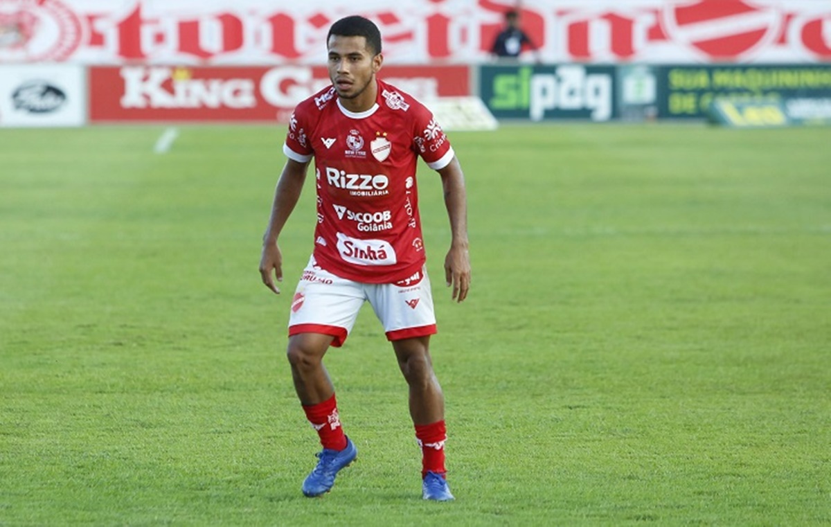 Dois titulares do Vila Nova na reta final, o volante Dudu e o atacante Alesson podem não ficar no Vila Nova para a temporada 2022. Segundo o presidente colorado, Hugo Jorge Bravo, em live ao canal Vilanovida, os jogadores receberam propostas deverão ser negociados. O volante Dudu foi um dos destaques do Vila Nova na temporada, com 47 jogos, o jogador marcou dois gols e deu 5 assistências. Nos últimos jogos, o atleta ficou fora por conta de uma lesão no joelho. Segundo o presidente do Tigrão, o jogador recebeu uma proposta de uma equipe do futebol japonês e a saída do atleta pode estar próxima. “O Dudu é um dos melhores jogadores nossos, de uma importância muito grande para o clube. Ele vai para um outro mercado, com um bom contrato e o Vila ainda ficará com um percentual do jogador”, comentou Hugo Jorge Brabo. Outro que também está em negociação para deixar o Vila Nova é o atacante Alesson. Neste ano, o jogador terminou com o vice-artilheiro do time na temporada, com 8 gols marcados, em 37 jogos. O jogador está em negociação com o Cuiabá, equipe que irá disputar a Série A, em 2022. Inicialmente, o atleta será emprestado para o Dourado, com a opção de compra no final do próximo ano. Outras saídas do Vila Nova Hugo Jorge Bravo também comentou sobre outros jogadores que devem sair da equipe no próximo ano, pelo menos outros 3 jogadores não devem permanecer. O volante Pablo, que estava emprestado ao Bahia e foi destaque do time na Série C de 2020 pelo Tigrão, tem propostas de equipes da Série A e B. De acordo com o dirigente, a situação do jogador deverá ser resolvida na próxima semana. Outros que devem sair é o meia João Pedro, que disputou 33 partidas no ano. O jovem da base colorada deverá ser emprestado para disputar a Série A2 do Campeonato Paulista, no Monte Azul. Já o atacante Alan Grafite, que jogou em 23 jogos e marcou um gol, está em fase final de empréstimo para uma equipe do futebol goiano.