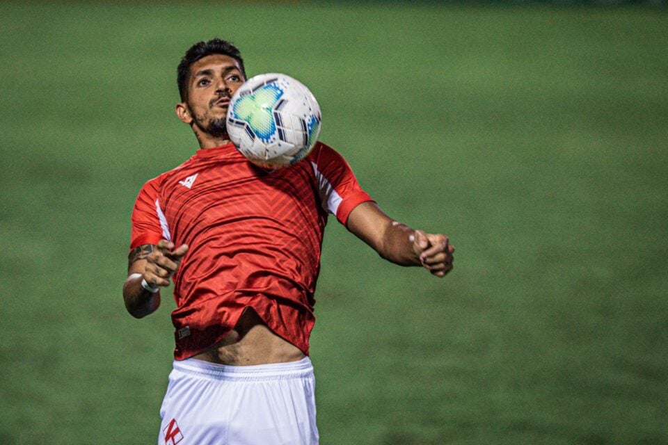 Pedro Junior antes de uma partida no Vila Nova