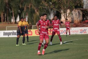 João Pedro em treino do Vila Nova
