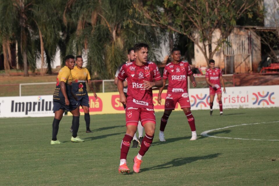 João Pedro em treino do Vila Nova