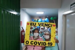 Uma idosa, de 77 anos, recebeu alta após vencer a Covid-19, em Itumbiara. A paciente ficou 92 dias internada. (Foto: divulgação)