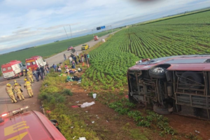 Ônibus tomba e deixa 25 pessoas feridas na GO-436 próximo a Cristalina