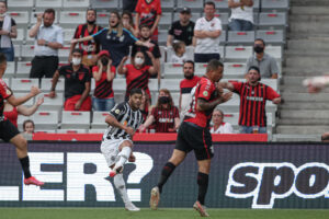 Hulk durante partida entre Atlético-MG e Athletico PR