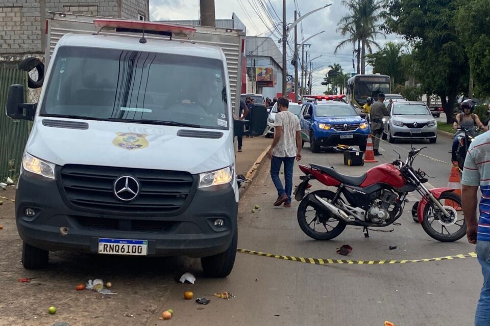 Motociclista carregava uma caixa de isopor com frutas e verduras, que ficaram espalhadas pela pista (Foto: Jonathan Cavalcante/Mais Goiás)