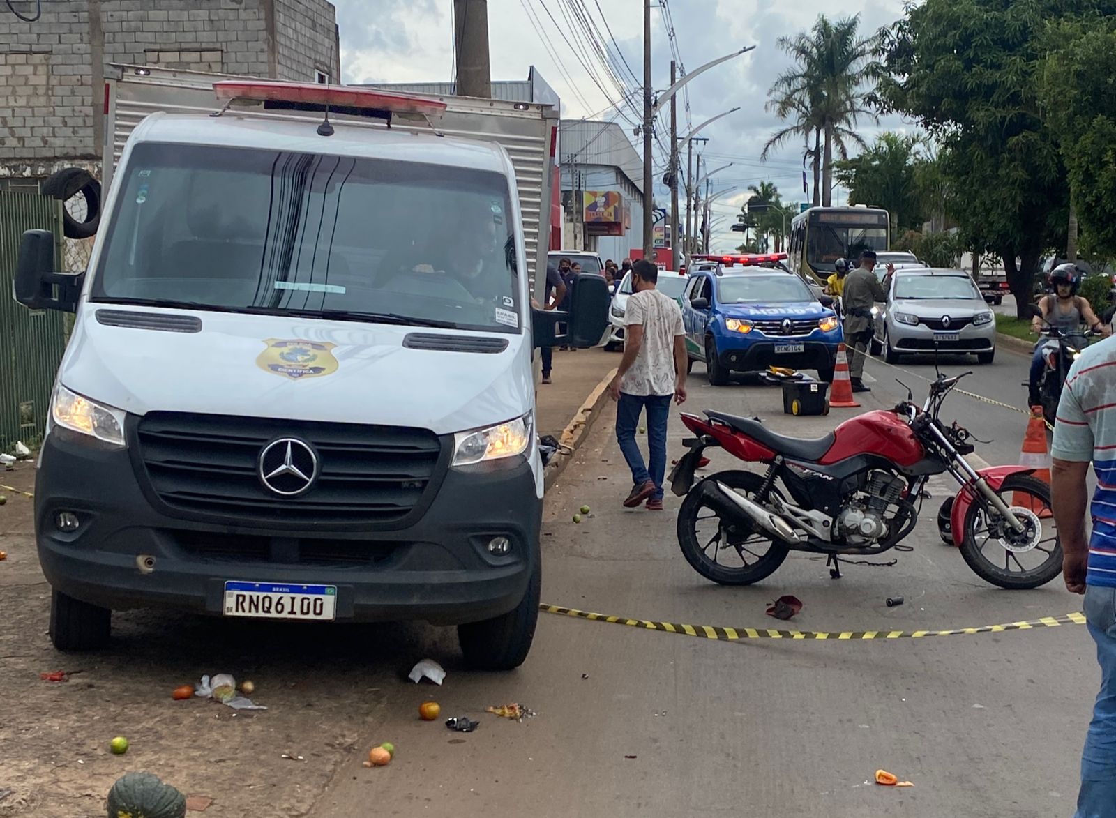 Motociclista carregava uma caixa de isopor com frutas e verduras, que ficaram espalhadas pela pista. (Foto: Jonathan Cavalcante/Mais Goiás)
