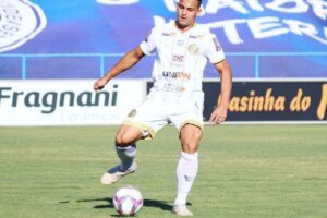 Vanderley tocando bola Aparecidense