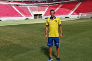 Goleiro Cleriston com a camisa do Iporá
