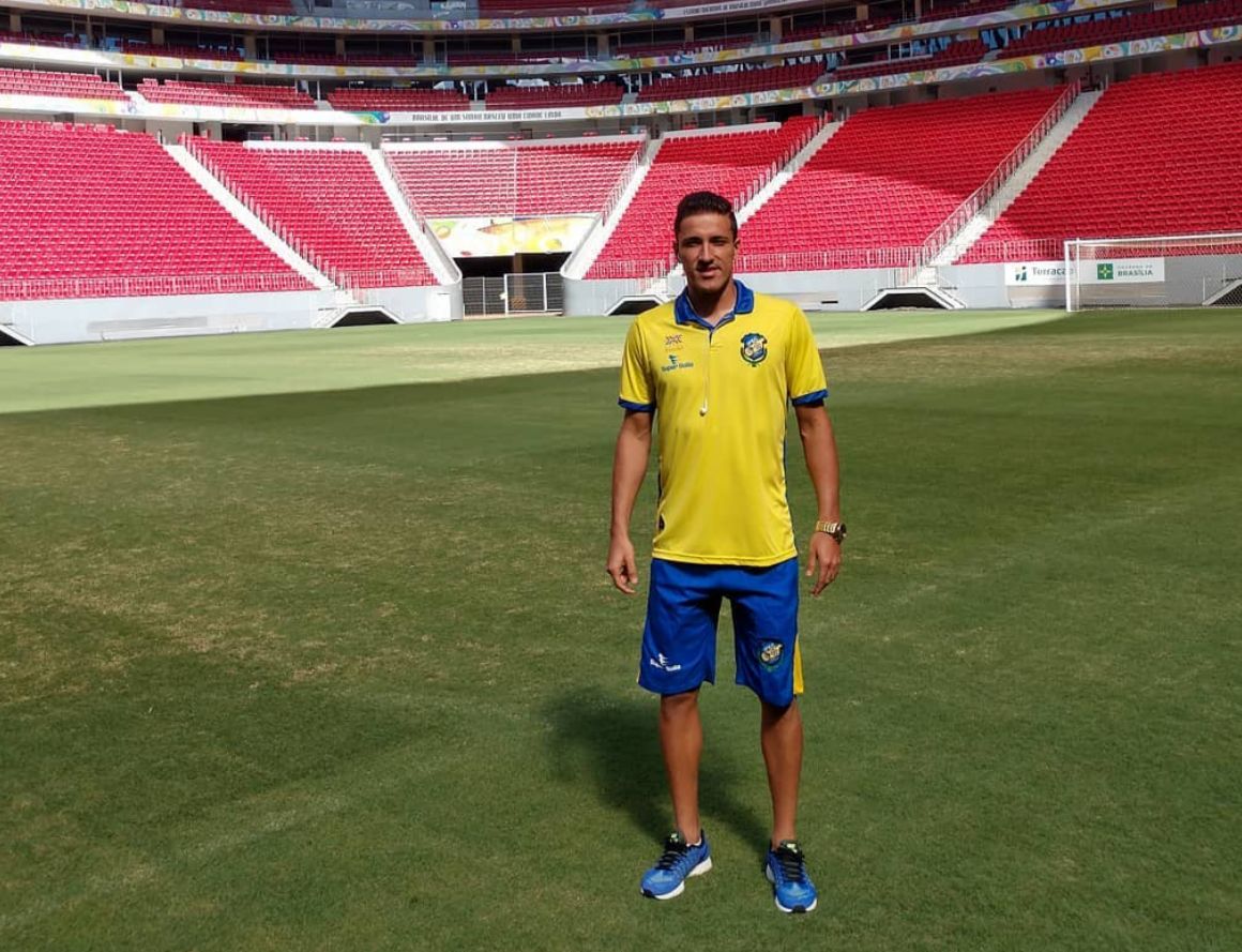 Goleiro Cleriston com a camisa do Iporá