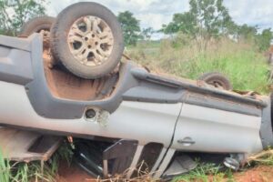 Motorista perde controle de carro e capota na GO-210, em Davinópolis