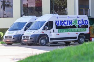 Vans da vacina atendem no supermercado Carrefour nesta quinta-feira (20), em Goiânia