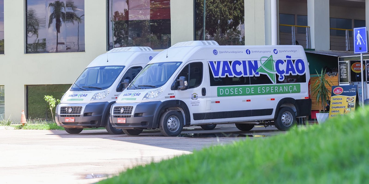 Vans da vacina atendem no supermercado Carrefour nesta quinta-feira (20), em Goiânia