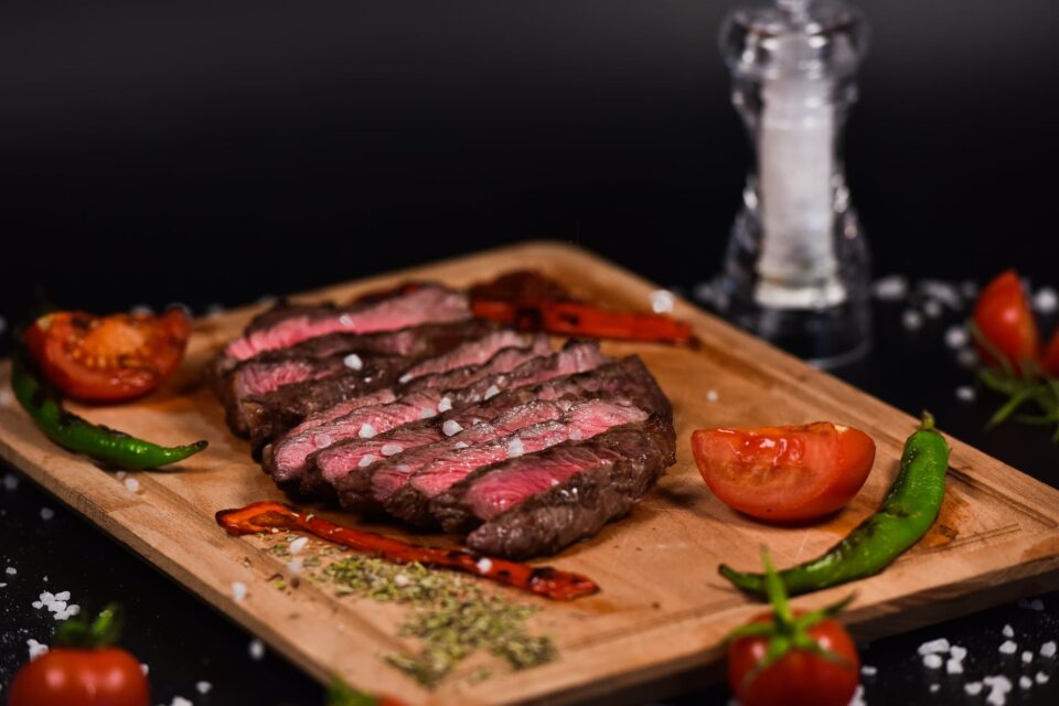 carne sobre a tábua, cortada em tiras
