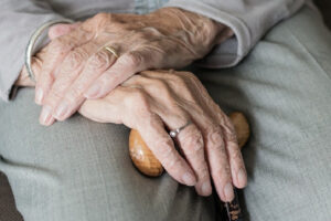 Italiana de 70 anos morava sozinha; familiares não foram localizados. Corpo de idosa é descoberto sentado em cadeira dois anos após sua morte