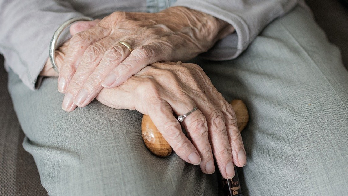 Italiana de 70 anos morava sozinha; familiares não foram localizados. Corpo de idosa é descoberto sentado em cadeira dois anos após sua morte