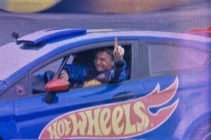 Bolsonaro visita Beto Carrero e curte show de derrapagens em Santa Catarina