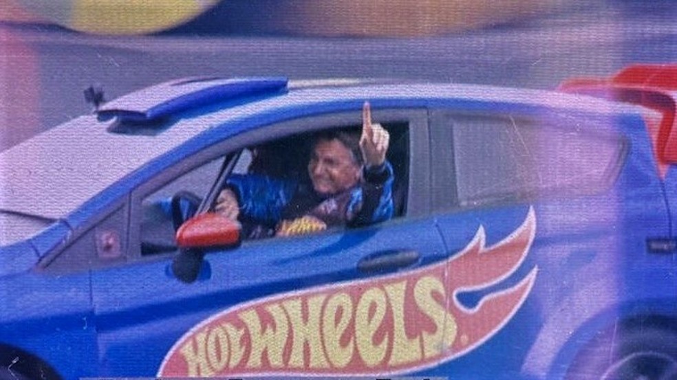 Bolsonaro visita Beto Carrero e curte show de derrapagens em Santa Catarina