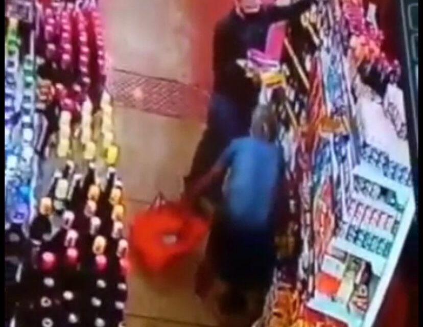 Idosa é suspeita de furtar garrafas de whisky de um supermercado em Anápolis Foto: Captura