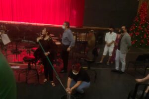 O espetáculo ‘O Lago dos Cisnes’ precisou ser interrompido por cerca de 15 minutos após a água da chuva invadir o Centro Cultural Oscar Niemeyer, em Goiânia. (Foto: reprodução)