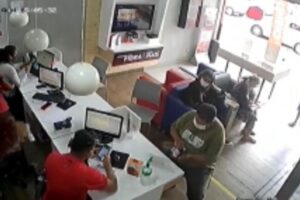 Autora sentou-se ao lado da idosa e praticou o furto. (Foto: Captura)