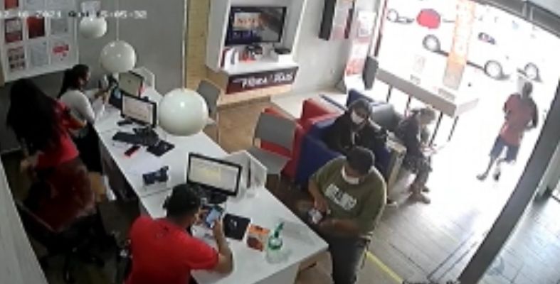 Autora sentou-se ao lado da idosa e praticou o furto. (Foto: Captura)