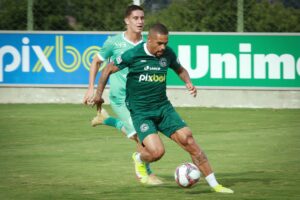 Atacante Welliton durante um treinamento no Goiás