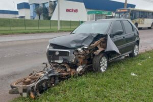 Motocicleta da vítima ficou destruída com o impacto da batida. (Foto: Reprodução)