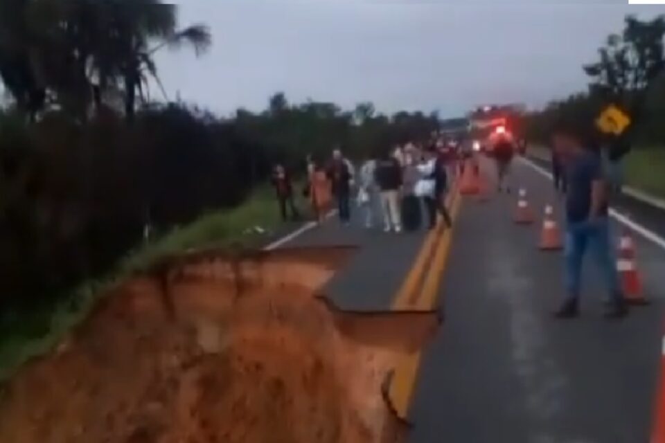 Erosão da GO-118 foi provocada pelas fortes chuvas registradas na última semana. Rodovia está com interdição parcial (Foto: Leitor MaisGoiás)