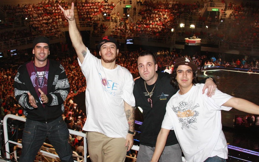 Thiago Castanho e Marcão Britto querem celebrar 30 anos da banda. Ex-membros da Charlie Brown Jr. anunciam inéditas com voz de Chorão