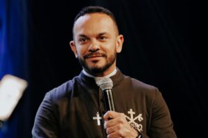 Padre Marcos em Goiânia: religioso apresenta espetáculo 'Pedaços de Mim'