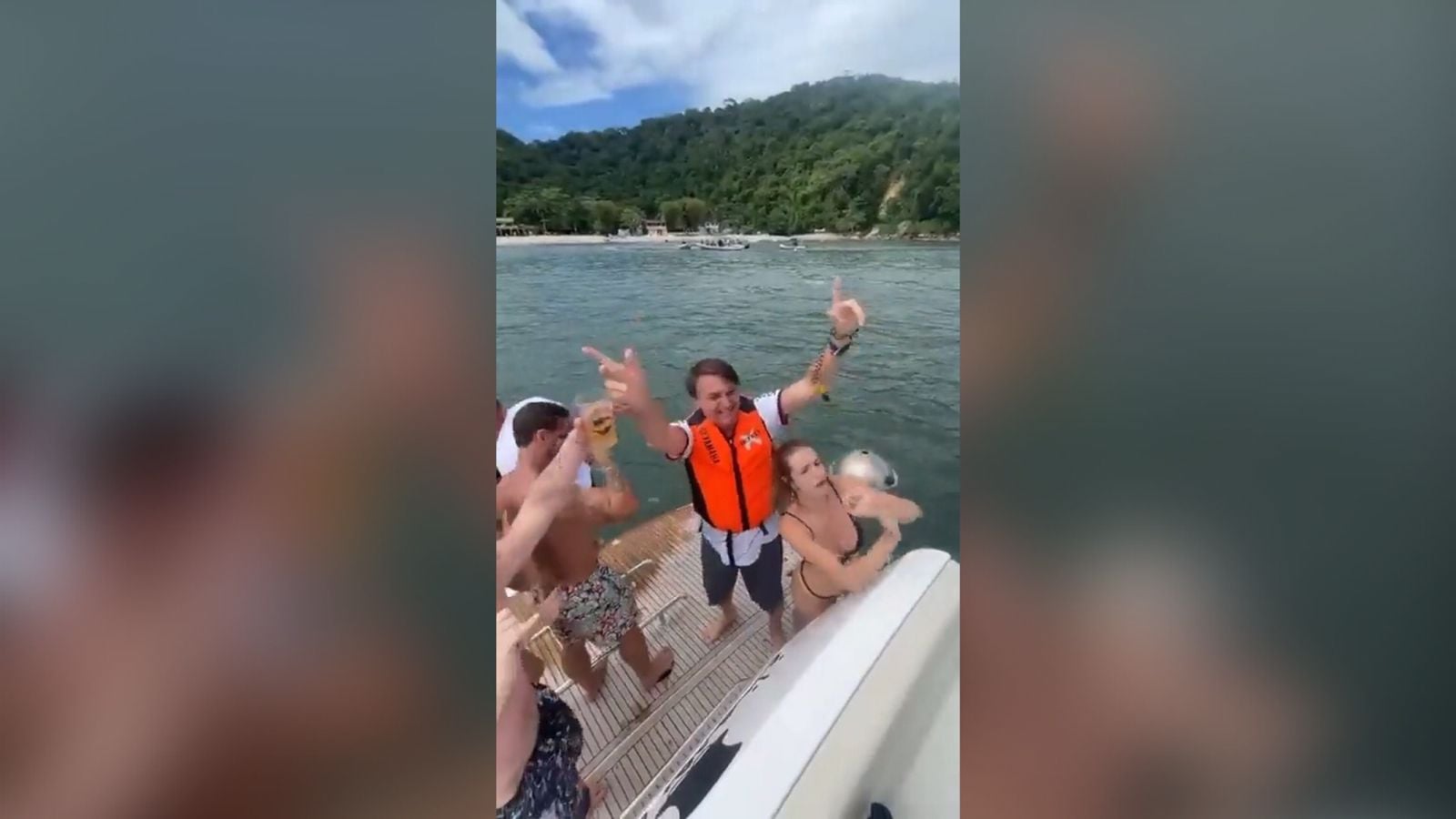 Bolsonaro dança funk com apoiadores no litoral de São Paulo