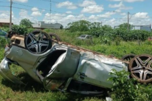 Capotamento deixa dois feridos na saída oeste de Goianésia (Foto: Polícia Militar)