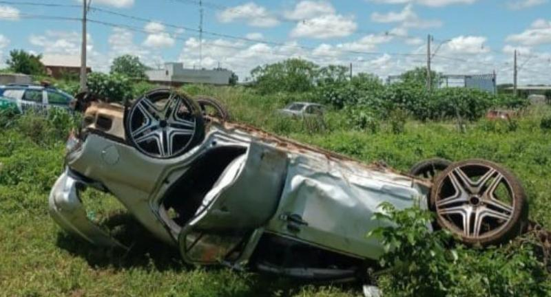 Capotamento deixa dois feridos na saída oeste de Goianésia (Foto: Polícia Militar)