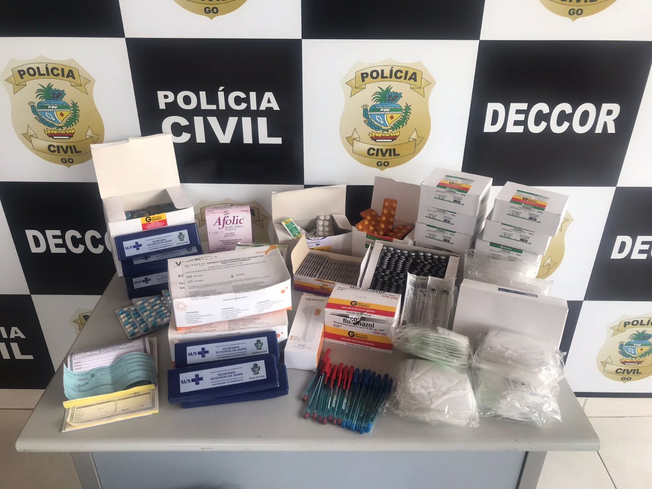 A Polícia Civil apreendeu objetos e documentos para subsidiar investigação de crime de dispensa ilegal de licitação em Nazário. (Foto: divulgação/Polícia Civil)