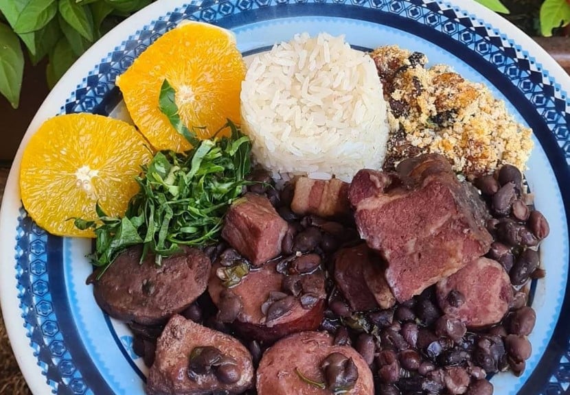 feijoada com arroz, couve, farofinha e laranja, opção de feijoada em Aparecida de Goiânia