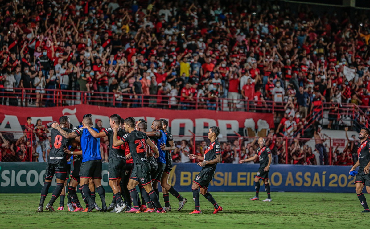 Jogadores do Atlético Goianiense comemoram na frente da torcida rubro-negra