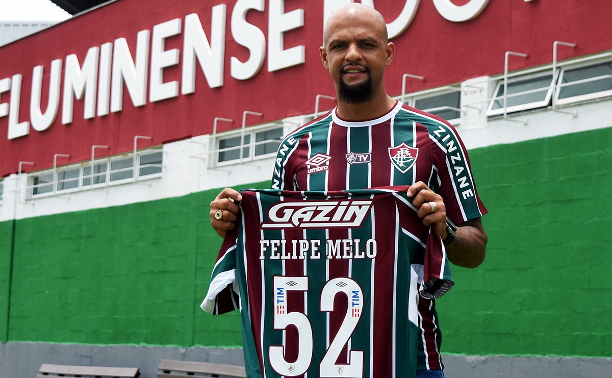 Felipe Melo posa com camisa do Fluminense