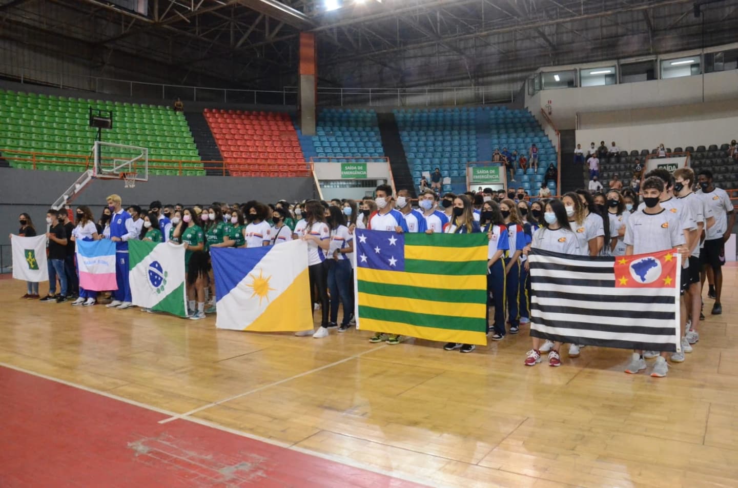 Equipes perfiladas na cerimônia de abertura