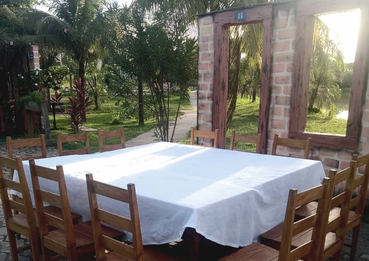 Restaurante Acácias oferece mesinhas ao ar livre e é opção sobre o que fazer à noite na Cidade de Goiás