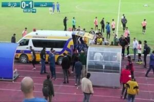 Ambulância entra em campo para socorrer treinador no Egito