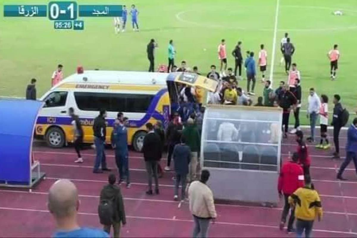 Ambulância entra em campo para socorrer treinador no Egito