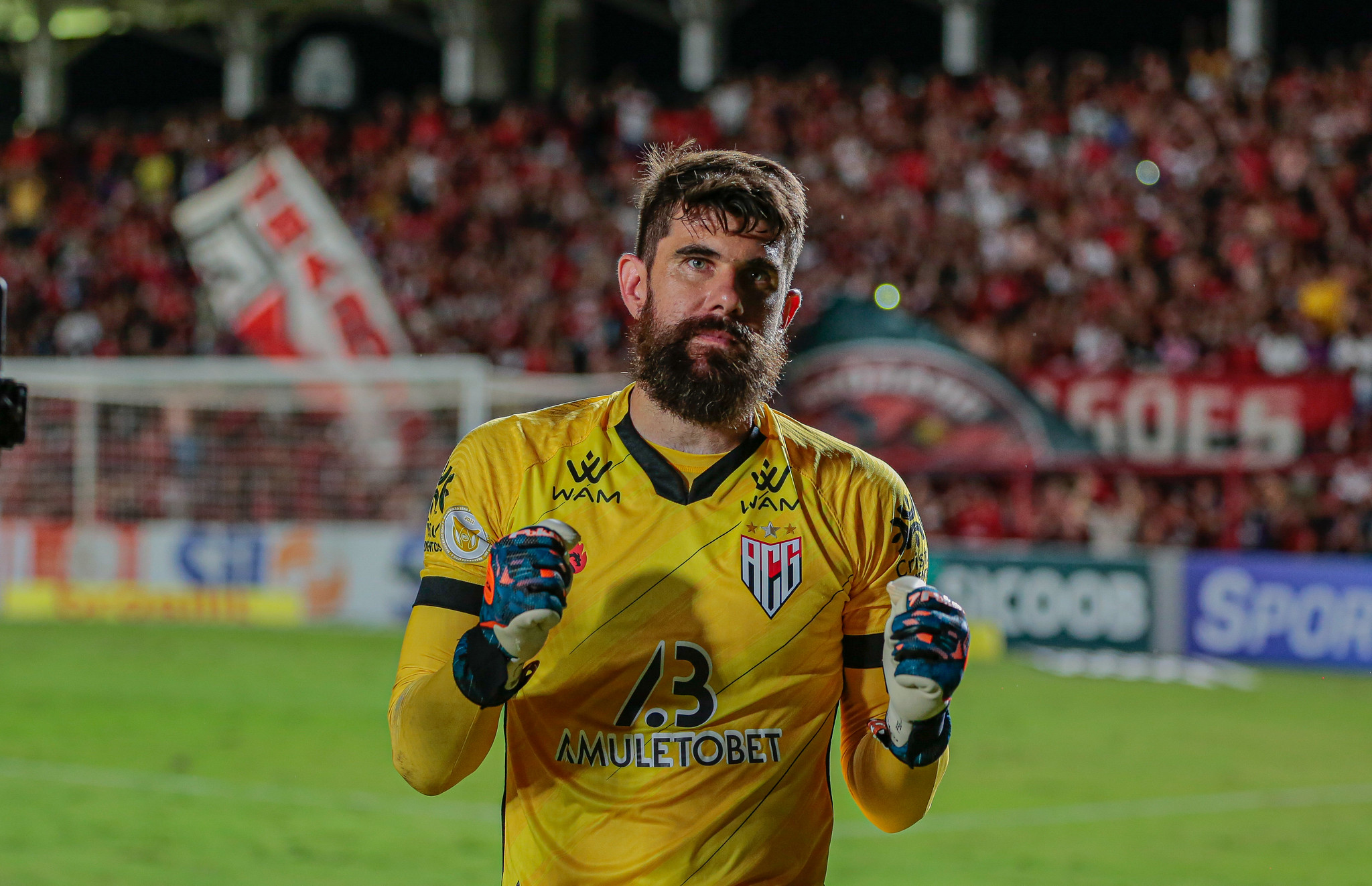 Fernando Miguel celebrando após vitória no Accioly