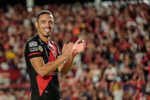Éder aplaudindo a torcida