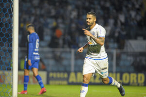 Dellatorre após marcar um gol pelo CSA contra o Avaí