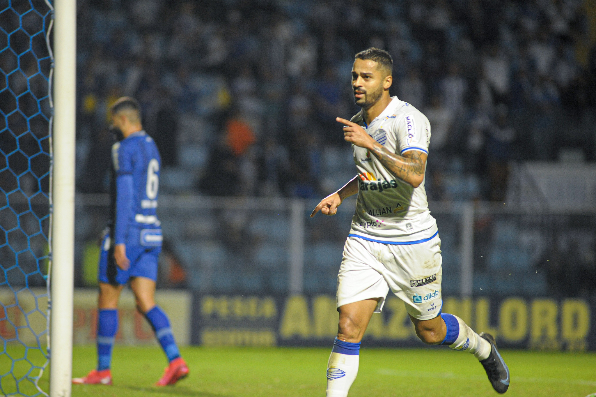 Dellatorre após marcar um gol pelo CSA contra o Avaí